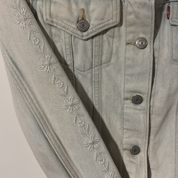 Levi’s denim jacket - flower embroidered sleeves - Picture 2 of 4